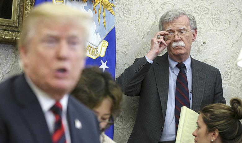 Президент США Дональд Трамп и Джон Болтон (справа)