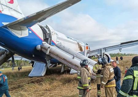 Пилоты спасли 167 человек: кадры самолёта, севшего в поле под Новосибирском