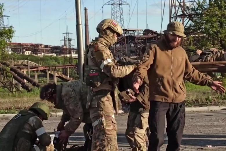 Украинские военные с «Азовстали» в Мариуполе сдаются в плен
