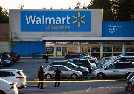 Грозивший врезаться в Walmart угонщик самолета приземлился в поле