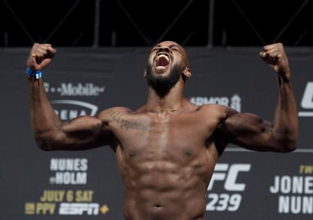 Судьи оставили пояс чемпиона UFC у Джона Джонса