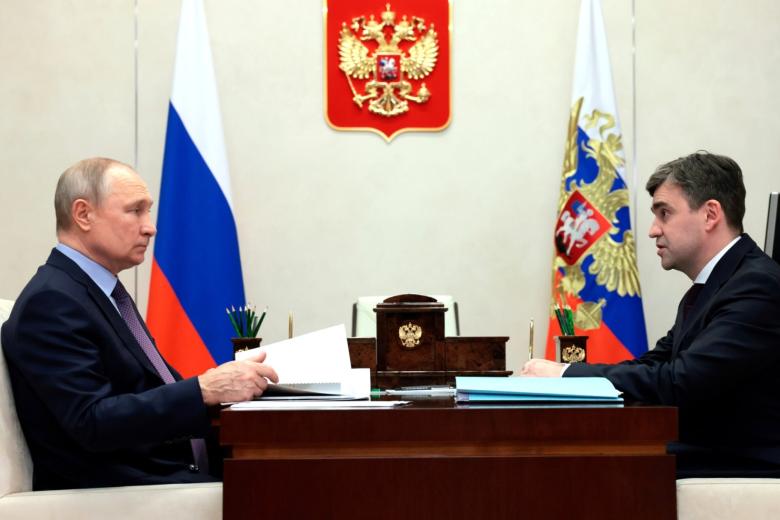 Президент РФ Владимир Путин и губернатор Ивановской области Станислав Воскресенский (справа) во время встречи