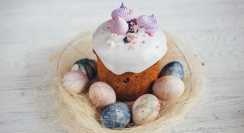 В ресторанах группы GT (Plum, Georgian Kitchen, BORN TO BURN, Verde, VANI) пекут большие (450 рублей), средние (320 рублей) и маленькие (160 рублей) куличи