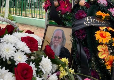 «Обнял бабушку и погиб»: последние минуты убитого в Дербенте священника