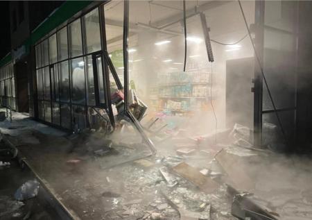 В Минусинске водитель протаранил здание «Пятерочки» и сбежал с места ДТП