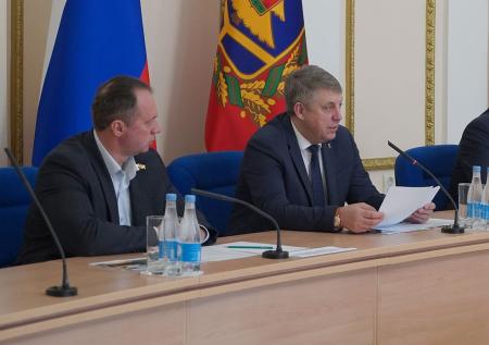 Губернатор назвал причину схода с рельсов грузового поезда под Брянском