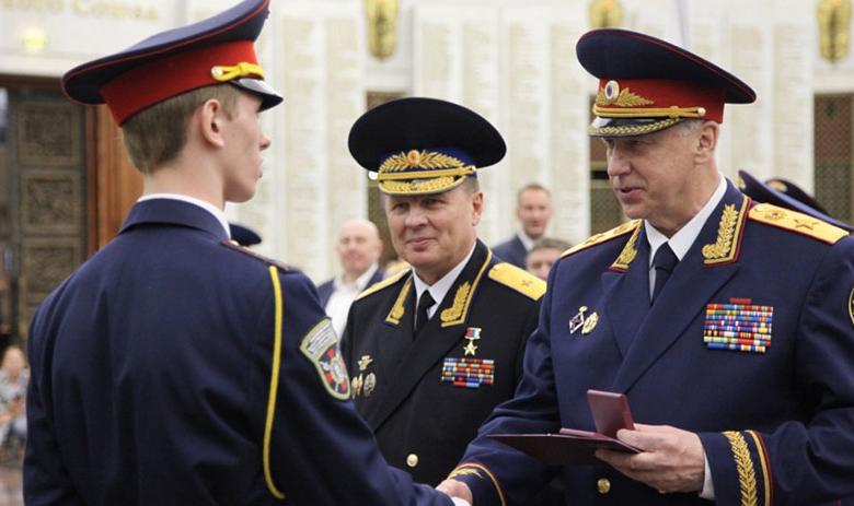 Председатель Следственного комитета России Александр Бастрыкин вручает аттестаты выпускникам кадетского корпуса СК