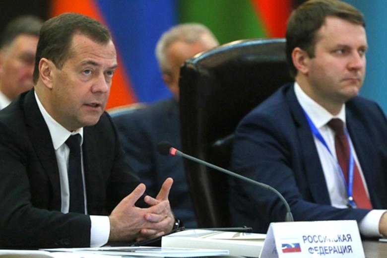Дмитрий Медведев (слева) на заседании Евразийского межправительственного совета