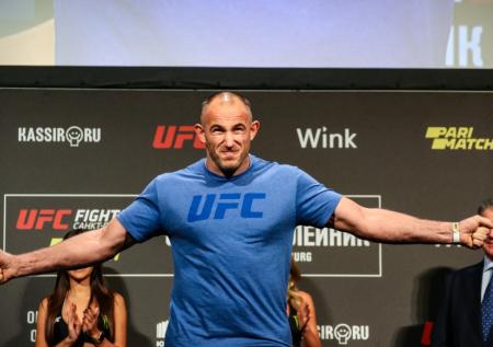 Олейника отправили в нокаут в дебютном кулачном бою в BKFC