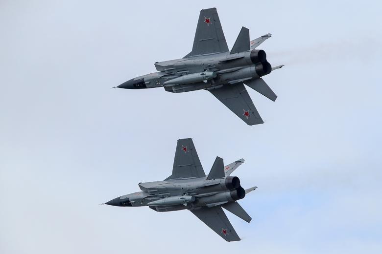 Пара перехватчиков МиГ-31, оснащенных сверхзвуковым ракетным комплексом «Кинжал»