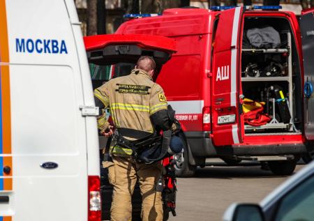 Москвичка 20 минут удерживала за руку выпавшую из окна соседку