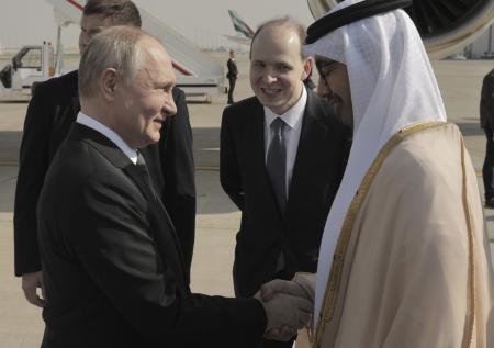 Российский триколор появился в небе над Абу-Даби в честь визита Путина