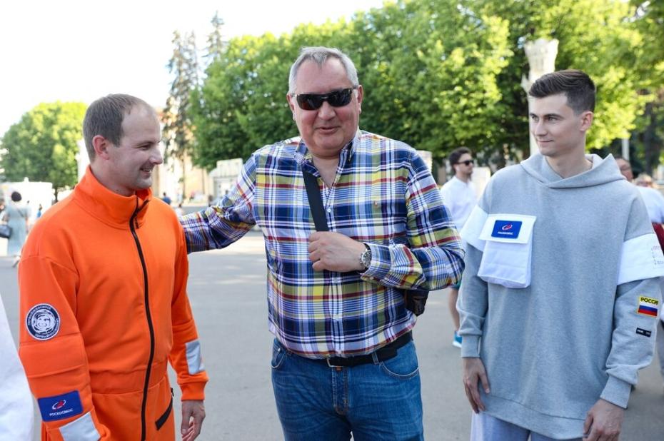 Генеральный директор госкорпорации «Роскосмос» Дмитрий Рогозин (в центре) во время показа коллекции одежды Роскосмос&DNK, 2022 год