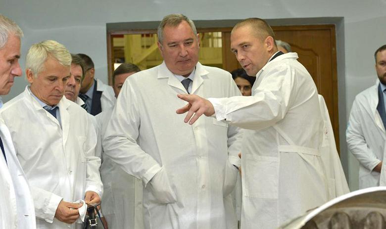 Дмитрий Рогозин (в центре)