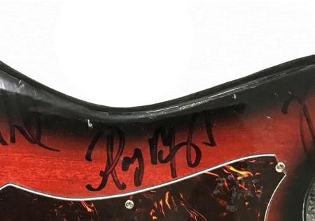 Гитару с автографами музыкантов The Doors продали на аукционе в РФ
