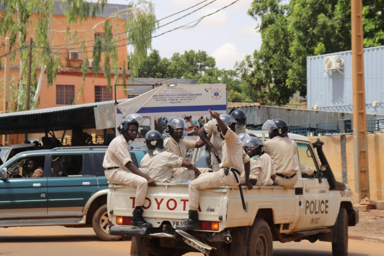 Нигер, Ниамей: полицейские в кулуарах марша в поддержку заговорщиков в столице
