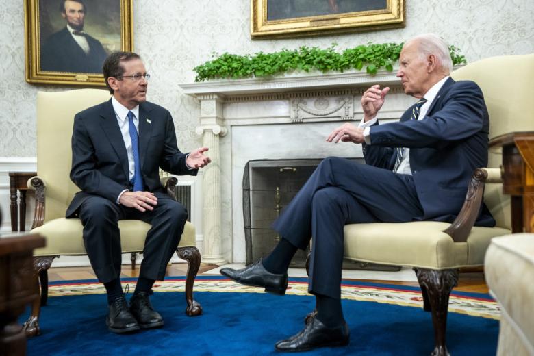 Президент США Джо Байден (справа) участвует в двусторонней встрече с президентом Израиля Ицхаком Герцогом (слева)