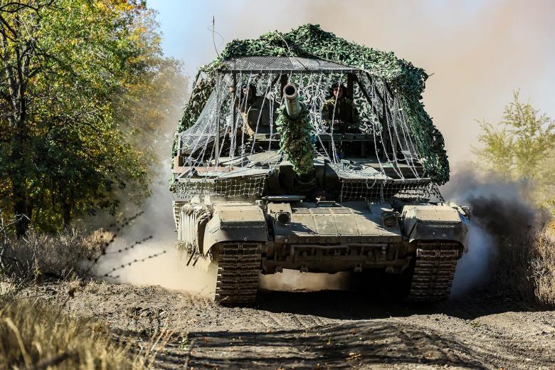 Танк Т-90 «Прорыв» ВС РФ во время боевой работы в зоне СВО