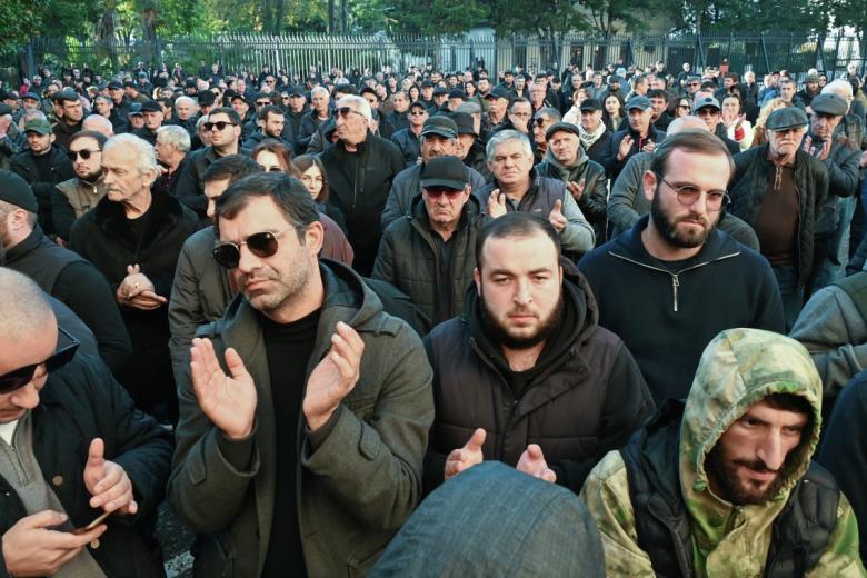 Сторонники оппозиции слушают выступление лидера оппозиции Адгура Ардзинбы у здания администрации президента Абхазии в Сухуме