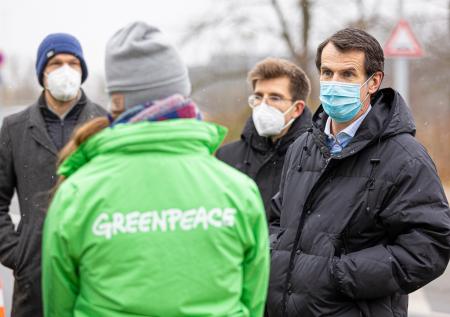 Greenpeace просят признать иноагентом в России