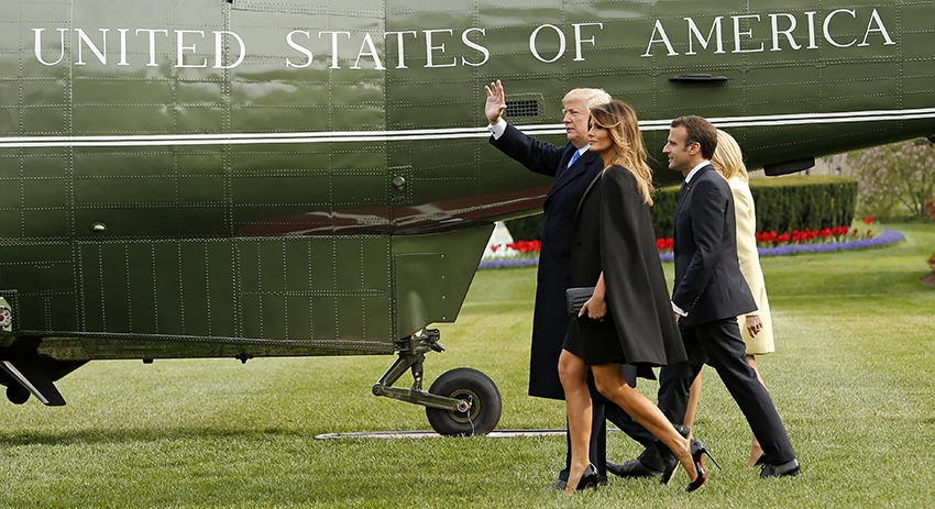 Президент США Дональд Трамп с супругой Меланьей и президент Франции Эммануэль Макрон с супругой Брижит во время официального визита в США