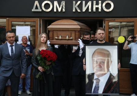 Дочь Меньшова провела странный обряд над открытым гробом отца