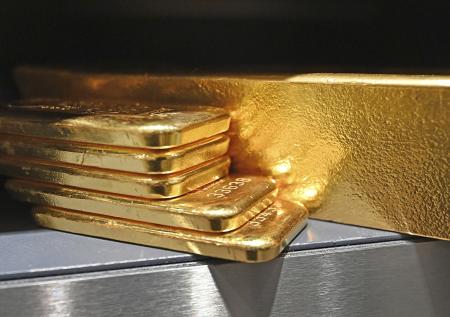 Жители одного азиатского государства внезапно ринулись скупать золото