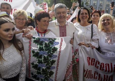 Председатель Еврокомиссии расплакался из-за Порошенко