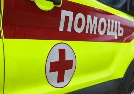 Выпавший из окна мужчина чуть не раздавил прохожих в Москве