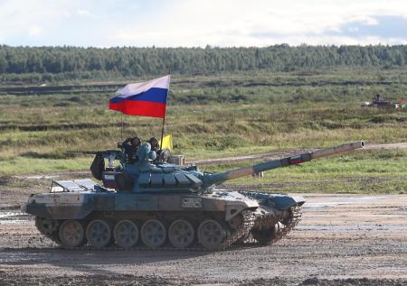 Российские военные победили в «Танковом биатлоне» на «АрМИ-2021»