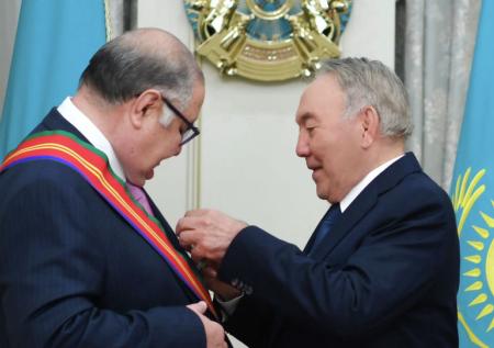 Назарбаев наградил Усманова орденом Дружбы