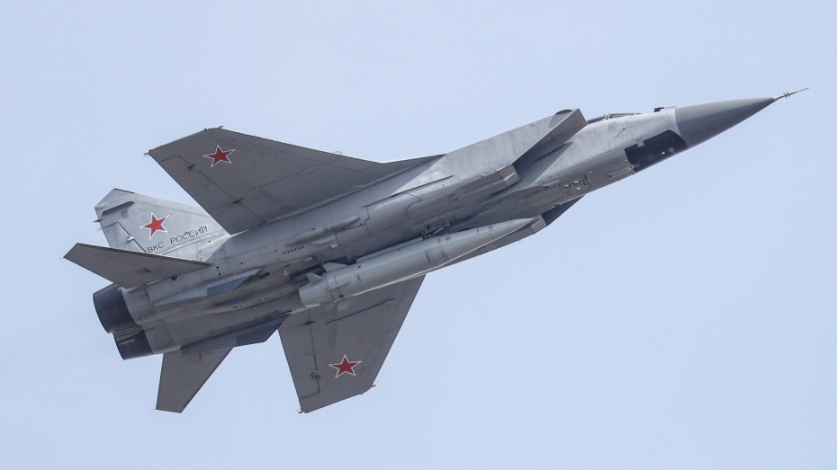 Истребитель-перехватчик МиГ-31К с гиперзвуковой ракетой «Кинжал»