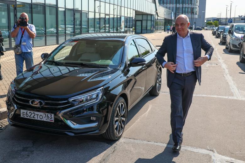 Министр финансов РФ Антон Силуанов во время осмотра новой модели Lada на XXVI