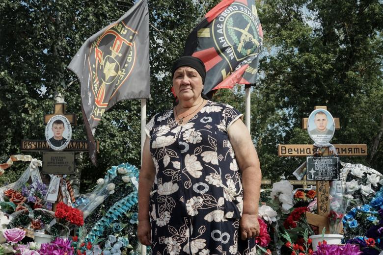 Место на кладбище у семьи Дзюбенко общее. «Пока мы живые, давай под одну аллею сделаем», говорила Ольга, не думая, что первыми сюда лягут сыновья