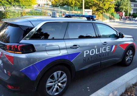 Установлена личность напавшего на полицейских во Франции