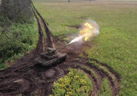 Экипажи танков Т-80БВ накрыли огнем опорный пункт в зоне СВО