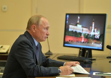 Путин назвал коронавирус тихим и опасным противником