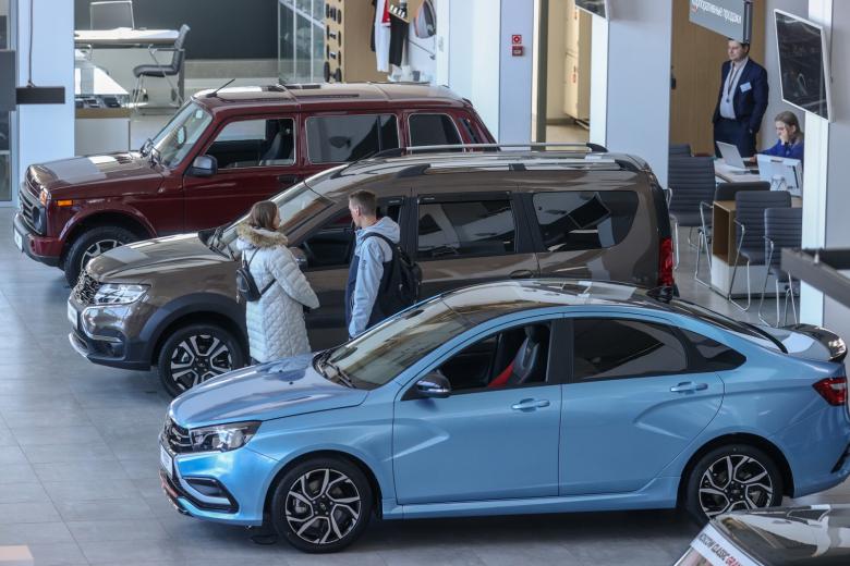 Работа дилерского центра по продаже автомобилей марки Lada