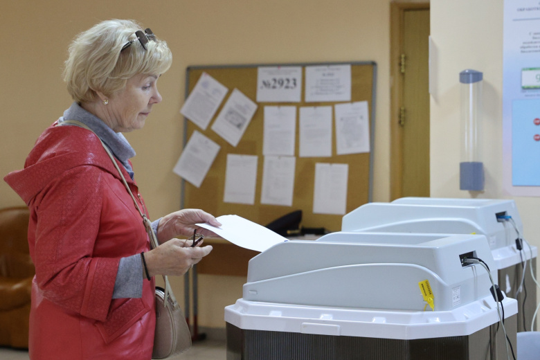 Избиратель во время голосования на выборах 