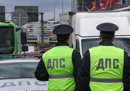 Легковой автомобиль опрокинулся на ТТК в Москве