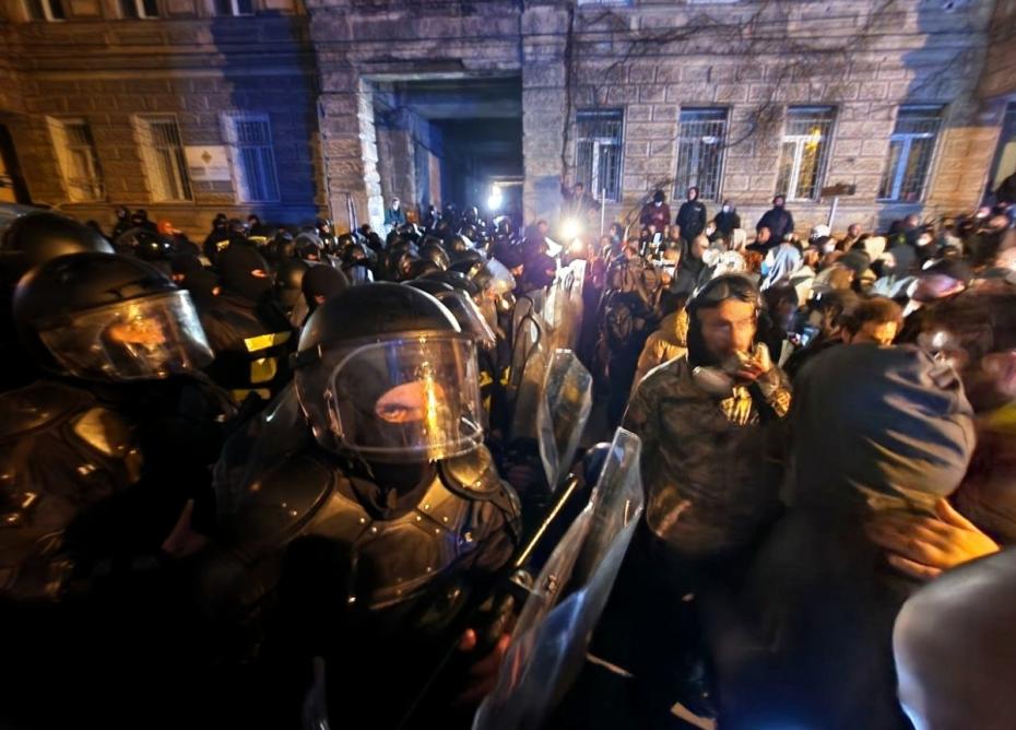 Сотрудники полиции и участники акции протеста у здания парламента Грузии в центре Тбилиси