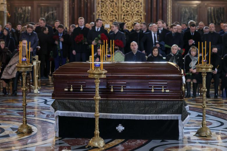 Гроб с телом лидера ЛДПР Владимира Жириновского перед отпеванием в храме Христа Спасителя
