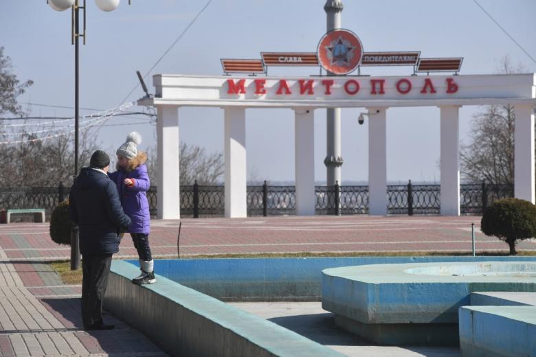 Люди гуляют на Аллее Героев Советского Союза в Мелитополе