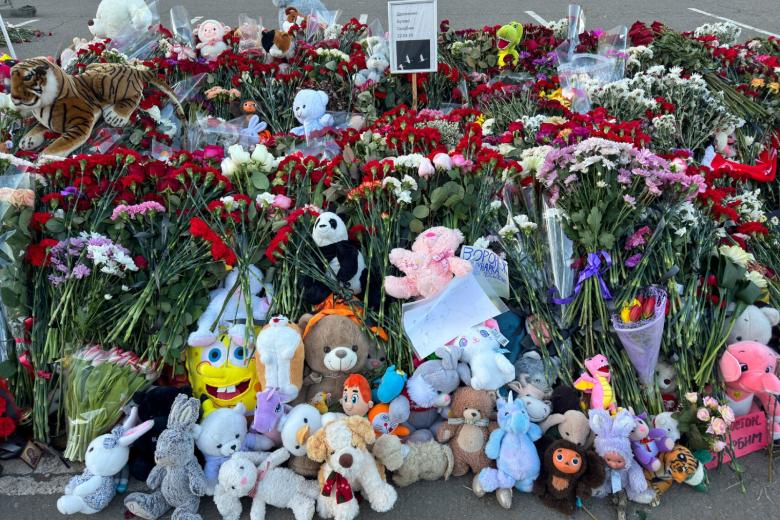 Стихийный мемориал в память о погибших при теракте у здания концертного зала «Крокус сити холл»