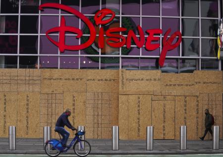 Disney могла купить всю компанию Warner