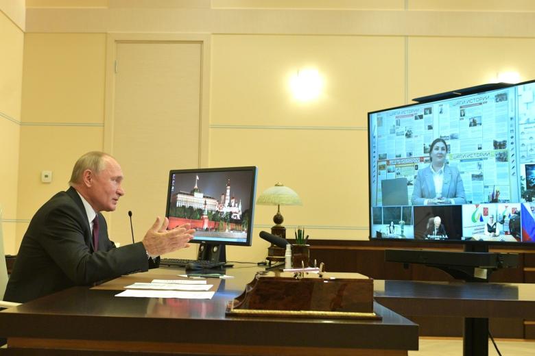 Владимир Путин во время видеоконференции с учителями и студентами педагогических вузов