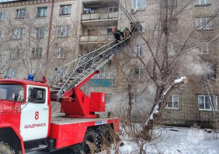 Российские пожарные спасли свыше полусотни человек из горящего общежития