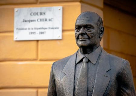 В Ницце неизвестные отбили пальцы статуе Жака Ширака