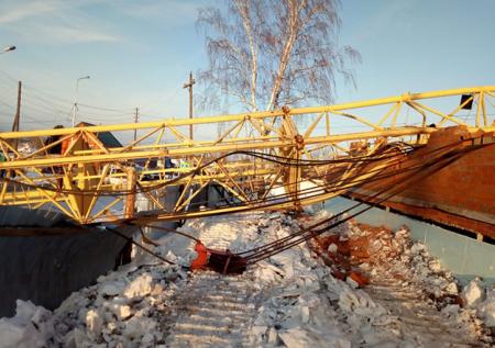 Башенный кран упал на дорогу в уральском Карпинске
