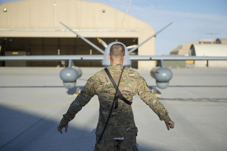 Летчик ВВС США проводит предполетную проверку MQ-9 Reaper